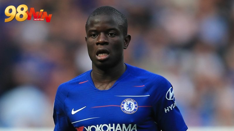 Tiền vệ phòng ngự N’Golo Kante thi đấu rất chuyên nghiệp